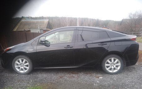 Toyota Prius IV XW50, 2017 год, 2 150 000 рублей, 3 фотография