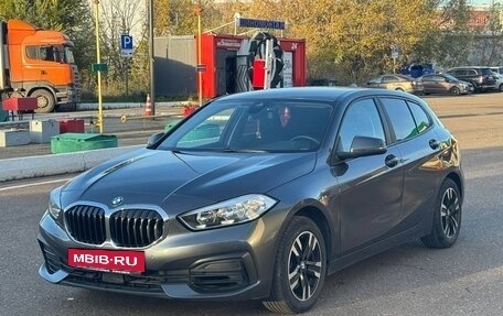 BMW 1 серия, 2019 год, 2 400 000 рублей, 3 фотография