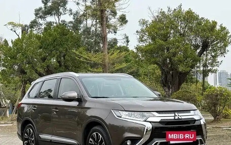 Mitsubishi Outlander III рестайлинг 3, 2019 год, 1 590 222 рублей, 4 фотография