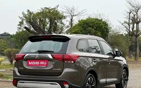 Mitsubishi Outlander III рестайлинг 3, 2019 год, 1 590 222 рублей, 5 фотография
