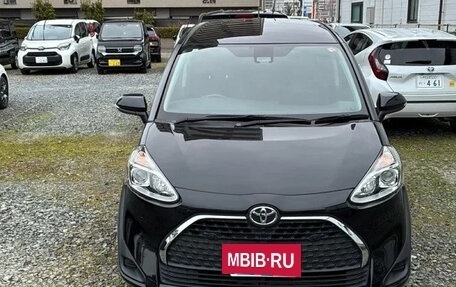 Toyota Sienta II, 2022 год, 940 000 рублей, 2 фотография