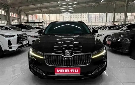 Skoda Superb III рестайлинг, 2022 год, 1 900 000 рублей, 1 фотография