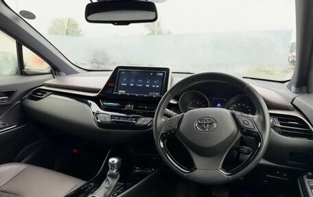 Toyota C-HR I рестайлинг, 2022 год, 1 700 000 рублей, 8 фотография