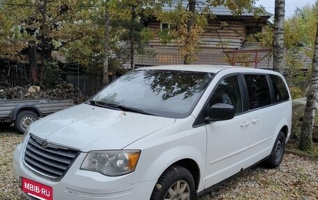 Chrysler Town & Country V рестайлинг, 2009 год, 850 000 рублей, 2 фотография
