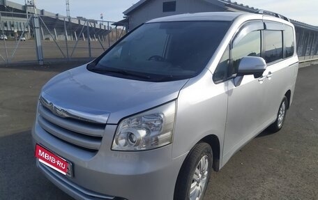 Toyota Noah III, 2008 год, 980 000 рублей, 1 фотография