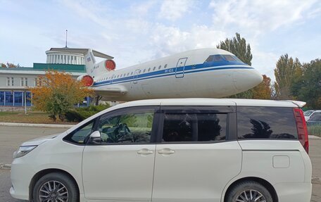Toyota Noah III, 2016 год, 1 800 000 рублей, 2 фотография