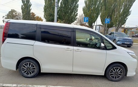 Toyota Noah III, 2016 год, 1 800 000 рублей, 3 фотография