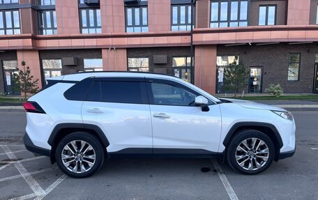 Toyota RAV4, 2020 год, 2 240 000 рублей, 3 фотография