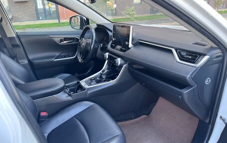 Toyota RAV4, 2020 год, 2 240 000 рублей, 5 фотография