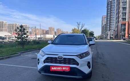 Toyota RAV4, 2020 год, 2 240 000 рублей, 2 фотография