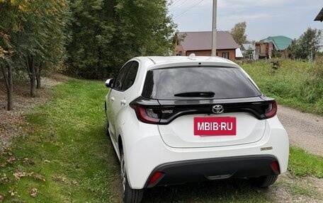 Toyota Yaris, 2021 год, 1 050 000 рублей, 3 фотография