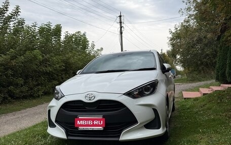 Toyota Yaris, 2021 год, 1 050 000 рублей, 4 фотография
