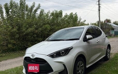 Toyota Yaris, 2021 год, 1 050 000 рублей, 2 фотография