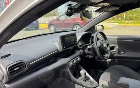 Toyota Yaris, 2021 год, 1 050 000 рублей, 5 фотография