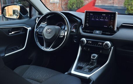 Toyota RAV4, 2019 год, 2 700 000 рублей, 33 фотография