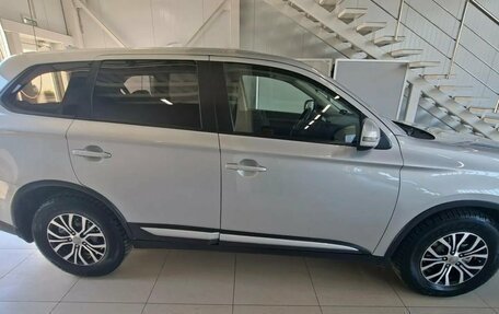 Mitsubishi Outlander III рестайлинг 3, 2018 год, 2 024 000 рублей, 8 фотография