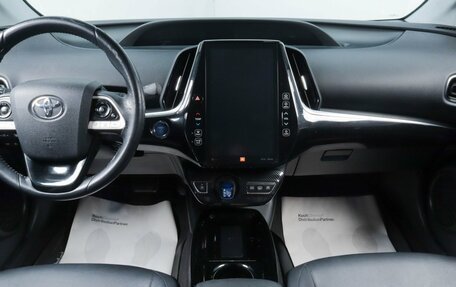 Toyota Prius IV XW50, 2017 год, 2 449 000 рублей, 16 фотография