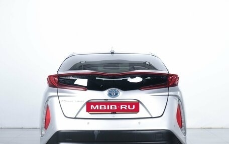 Toyota Prius IV XW50, 2017 год, 2 449 000 рублей, 6 фотография