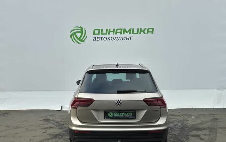 Volkswagen Tiguan II, 2018 год, 2 800 000 рублей, 6 фотография