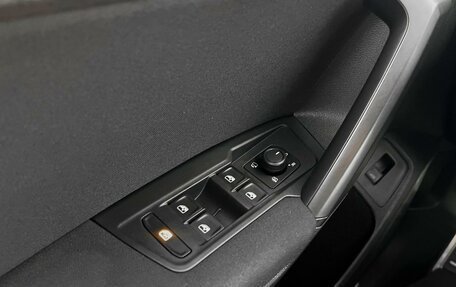 Volkswagen Tiguan II, 2019 год, 2 405 000 рублей, 20 фотография
