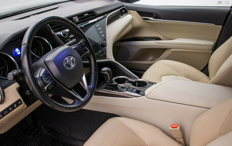 Toyota Camry, 2018 год, 3 270 000 рублей, 10 фотография
