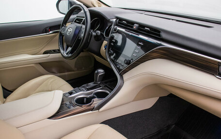 Toyota Camry, 2018 год, 3 270 000 рублей, 9 фотография