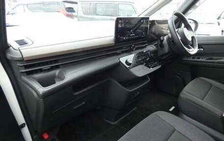 Nissan Serena, 2023 год, 2 250 000 рублей, 12 фотография