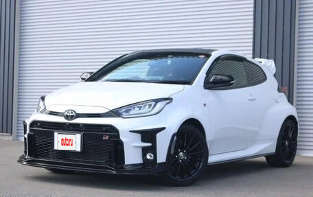 Toyota Yaris, 2022 год, 1 490 007 рублей, 2 фотография