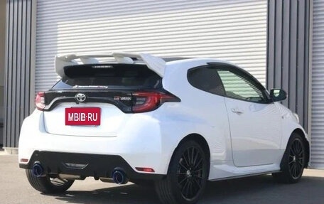 Toyota Yaris, 2022 год, 1 490 007 рублей, 6 фотография