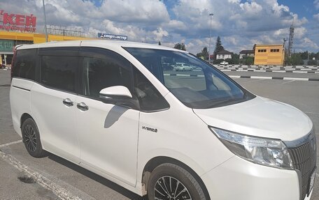 Toyota Esquire I, 2014 год, 1 700 000 рублей, 4 фотография