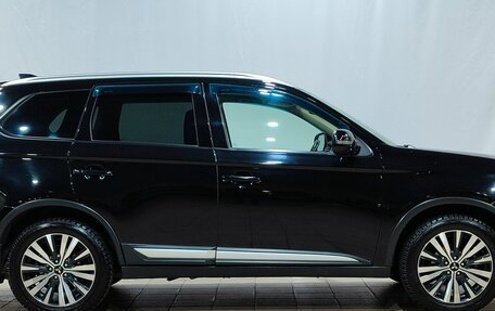 Mitsubishi Outlander III рестайлинг 3, 2018 год, 1 950 000 рублей, 4 фотография