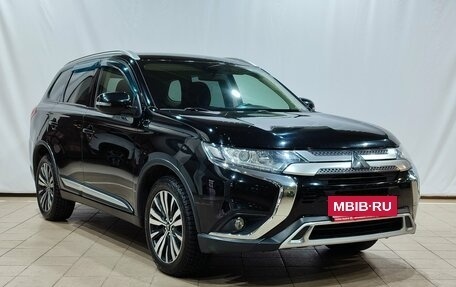 Mitsubishi Outlander III рестайлинг 3, 2018 год, 1 950 000 рублей, 3 фотография