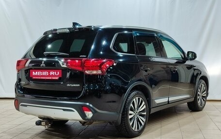 Mitsubishi Outlander III рестайлинг 3, 2018 год, 1 950 000 рублей, 5 фотография