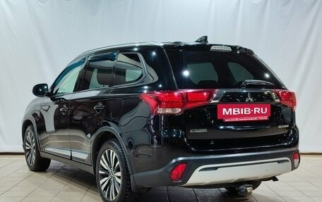 Mitsubishi Outlander III рестайлинг 3, 2018 год, 1 950 000 рублей, 7 фотография