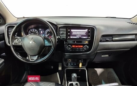 Mitsubishi Outlander III рестайлинг 3, 2018 год, 1 950 000 рублей, 15 фотография
