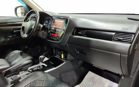 Mitsubishi Outlander III рестайлинг 3, 2018 год, 1 950 000 рублей, 14 фотография