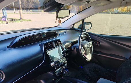 Toyota Prius IV XW50, 2016 год, 1 800 000 рублей, 7 фотография