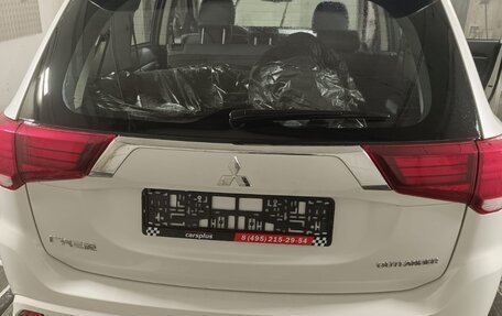Mitsubishi Outlander III рестайлинг 3, 2022 год, 2 100 000 рублей, 3 фотография