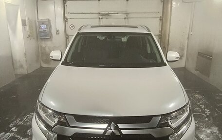 Mitsubishi Outlander III рестайлинг 3, 2022 год, 2 100 000 рублей, 2 фотография