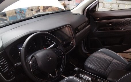 Mitsubishi Outlander III рестайлинг 3, 2022 год, 2 100 000 рублей, 4 фотография