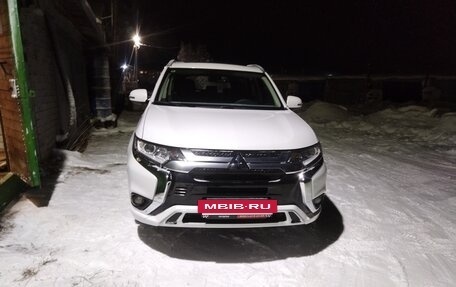 Mitsubishi Outlander III рестайлинг 3, 2022 год, 2 100 000 рублей, 8 фотография