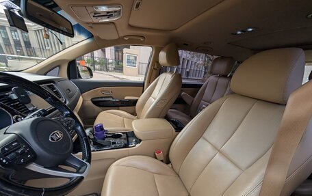 KIA Carnival III, 2018 год, 2 500 000 рублей, 23 фотография