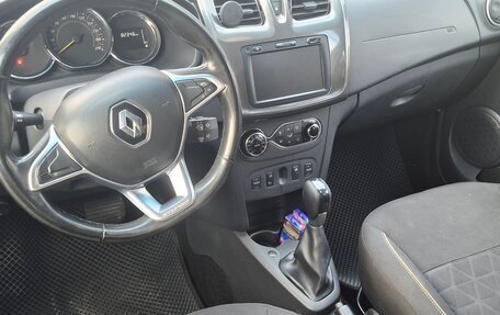 Renault Logan II, 2018 год, 930 000 рублей, 10 фотография