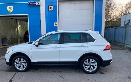 Volkswagen Tiguan II, 2021 год, 3 690 000 рублей, 2 фотография