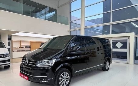 Volkswagen Caravelle T6 рестайлинг, 2019 год, 5 580 000 рублей, 1 фотография