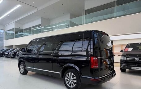 Volkswagen Caravelle T6 рестайлинг, 2019 год, 5 580 000 рублей, 2 фотография