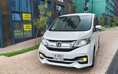 Honda Stepwgn IV рестайлинг, 2017 год, 1 900 000 рублей, 2 фотография