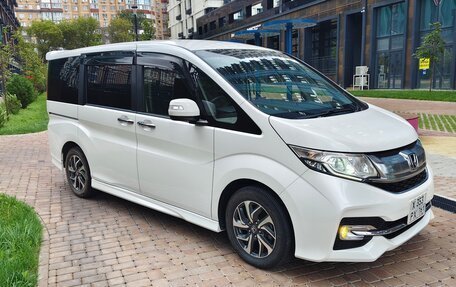Honda Stepwgn IV рестайлинг, 2017 год, 1 900 000 рублей, 3 фотография