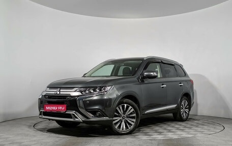 Mitsubishi Outlander III рестайлинг 3, 2018 год, 1 860 000 рублей, 1 фотография