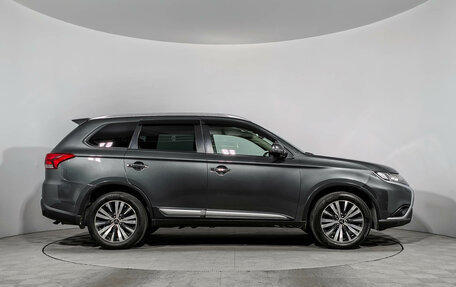 Mitsubishi Outlander III рестайлинг 3, 2018 год, 1 860 000 рублей, 4 фотография